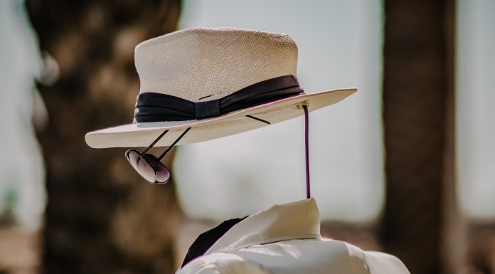 Жизнь за стеклом: дипфейки для человека и против социума